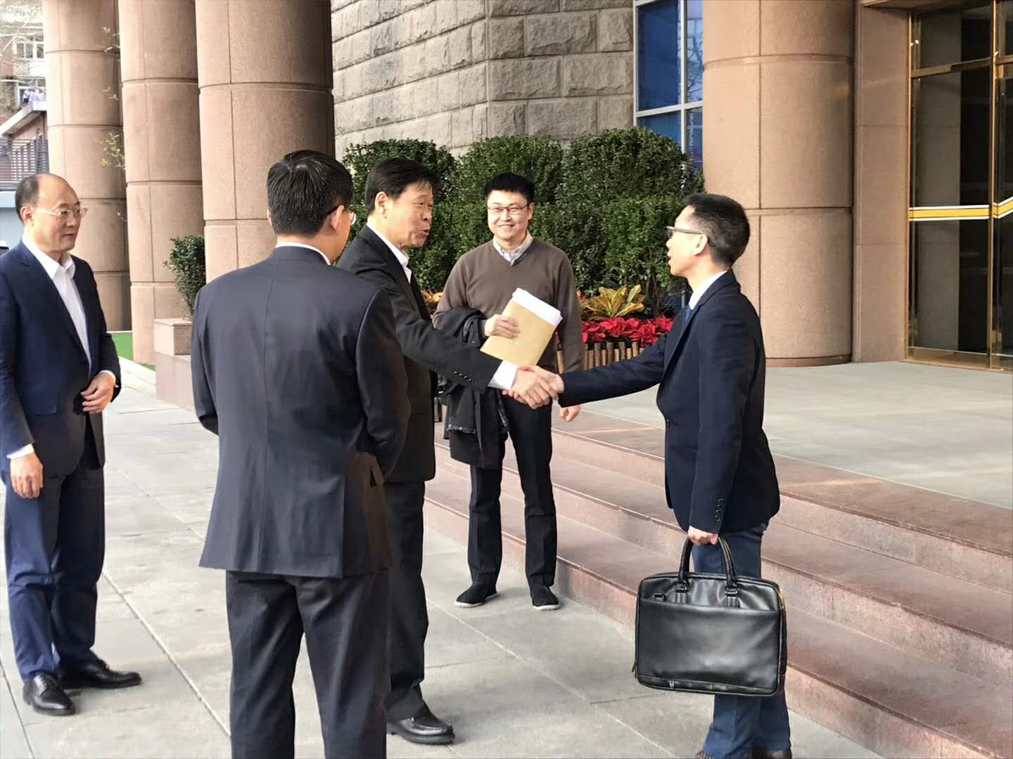 热烈：豵m球盟会·(中国)球盟会精密仪器参加李克强总理组织的《关于企业税负改革座谈会》